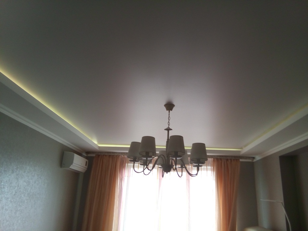 парящий натяжной потолок в спальне